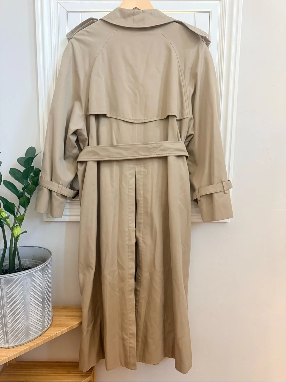 Burberry Vintage Beige Classic Double-Breasted Trench Coat with Signature Lining - Picture 5 of 6